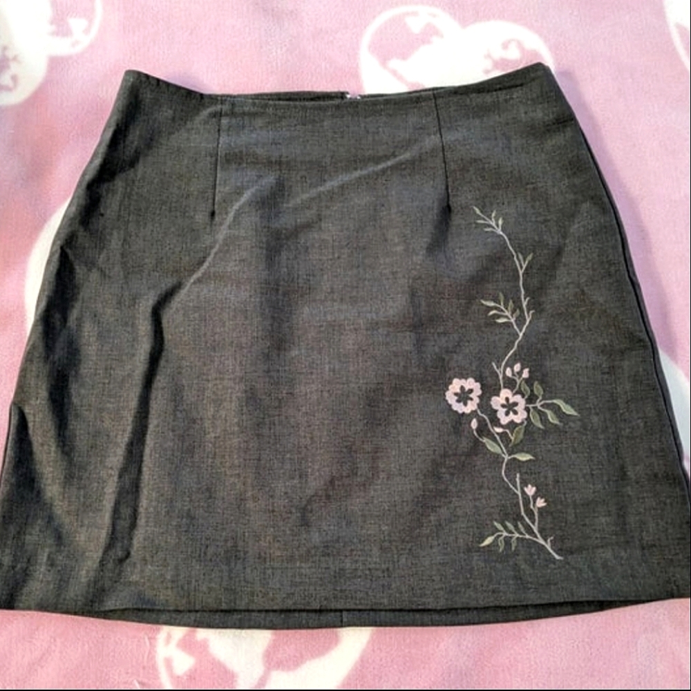 Vintage 90s grey mini skirt with embroidered pink flowers